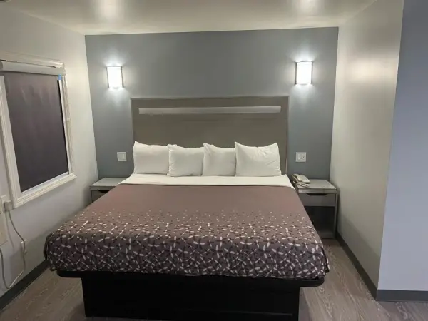 112 Motel 6